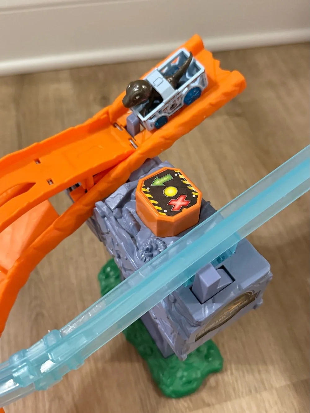 Hot Wheels RacerVerse Jurassic World Crash & Splash Track Set